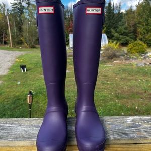 Women’s purple Hunter rain boots
